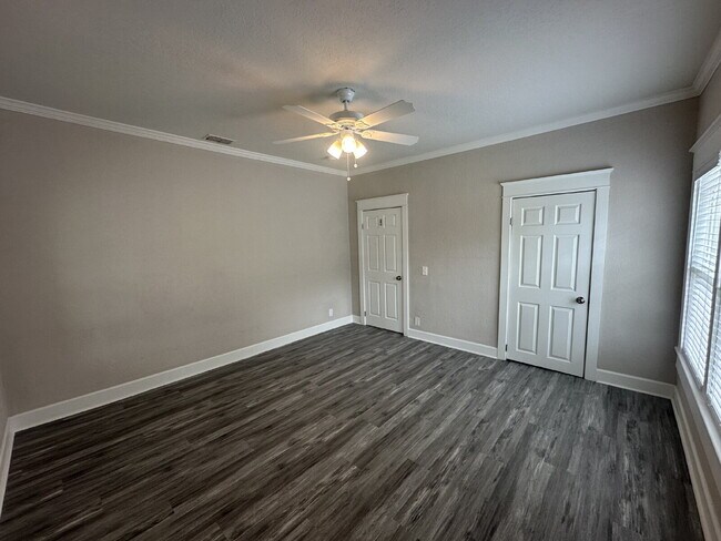 Building Photo - Beutifully Updated 2 Bedroom Home in Dixieland Community in South Lakeland