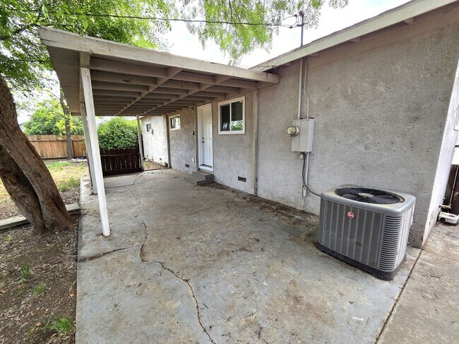 Building Photo - 4 Bedroom 2 Bath Home