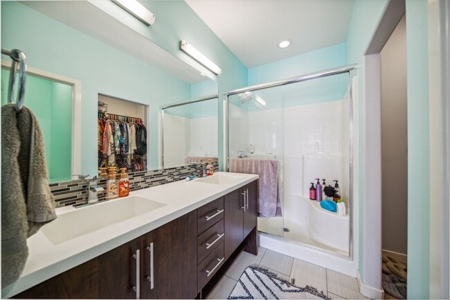 Building Photo - Charming 2-Bed / 2.5-Bath Townhouse in the...