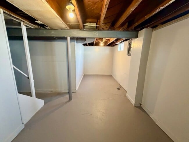 Building Photo - For Lease 3 bedrooms, 1 bath home in a nice area