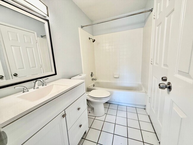 Building Photo - great condo in roseville available now