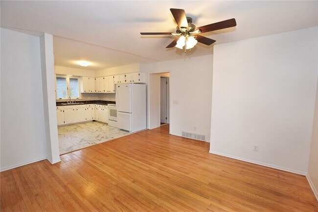 Building Photo - 300 Howland Ave