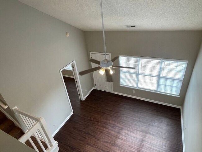 Building Photo - NW Townhome off of New Garden, Updated, Wo...