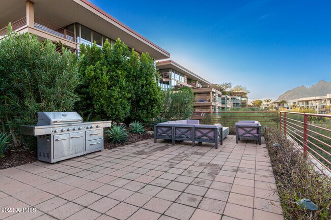 Building Photo - 7161 E Rancho Vista Dr