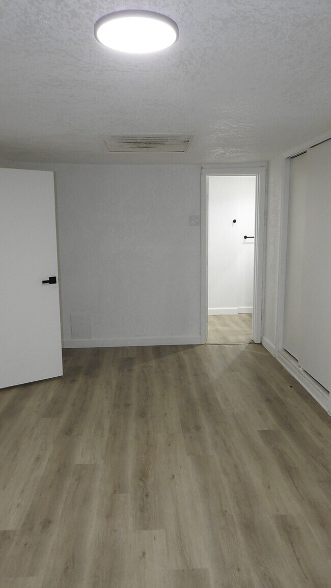 Building Photo - Newly rehabbed fully rehabbed 4 bed 2 bath...