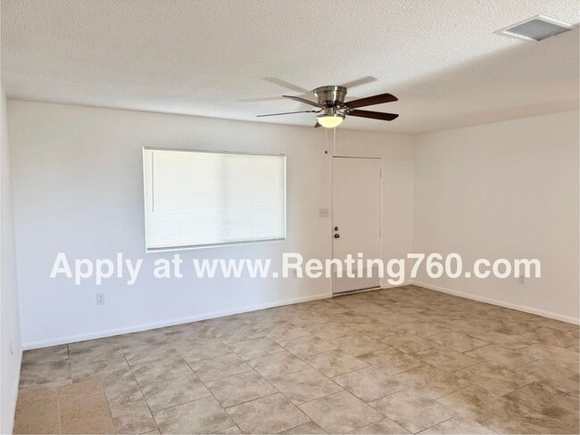Building Photo - 2 Bed 1 Bath Home Near Shopping!