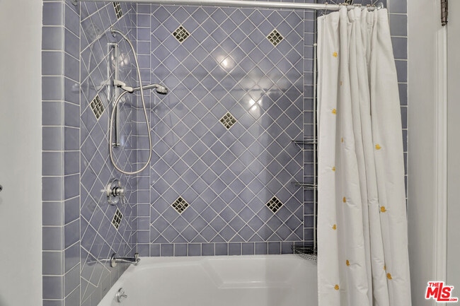 Building Photo - 1105 S Alfred St