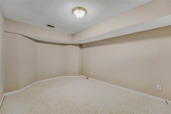 Building Photo - 1111 Lake Washington Dr NW