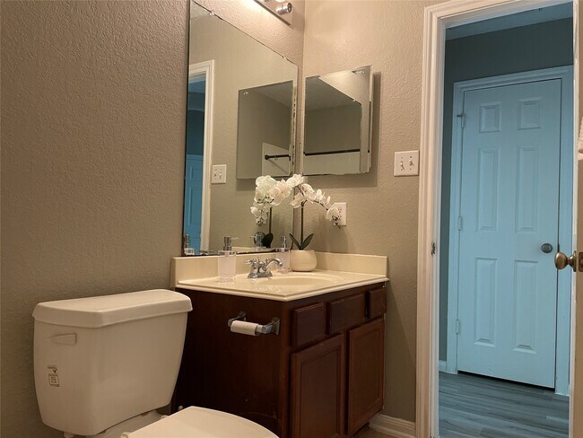 Building Photo - 5426 Rio Dr