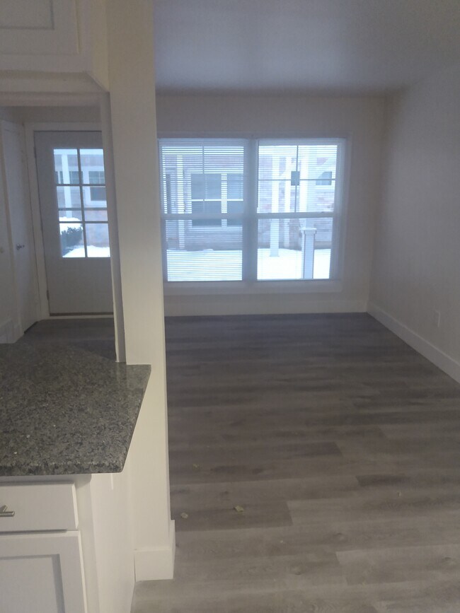 Building Photo - 1527 W Farnum Ave