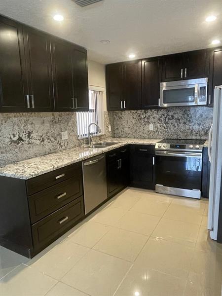 Building Photo - 2836 Carambola Cir S