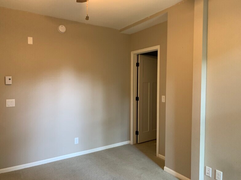 Building Photo - 465 W 5th St