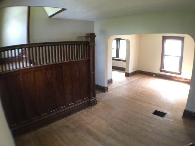 Building Photo - 469 Rhodes Ave
