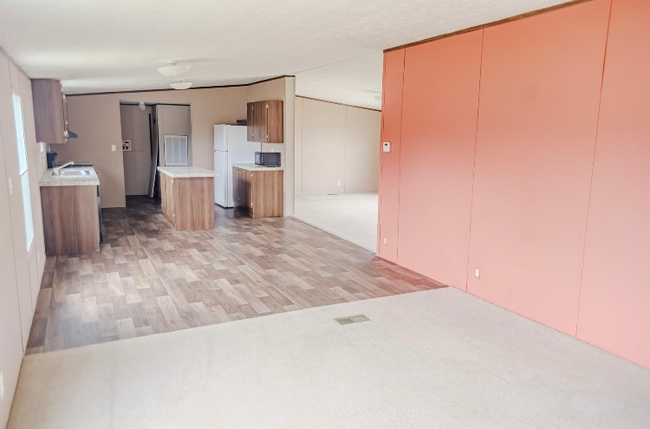 Building Photo - 565 Mustang Dr