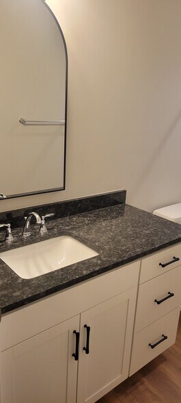 Hall bath - 905 W Chestnut Ext