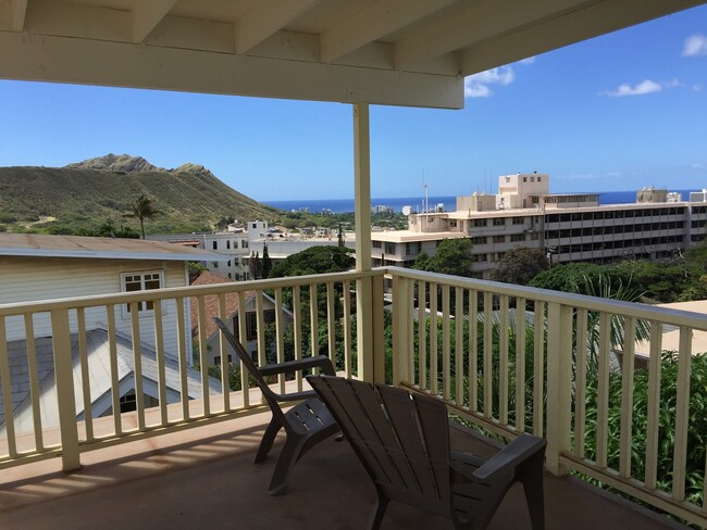 Building Photo - Kaimuki's Best & Most Convenient Location!...