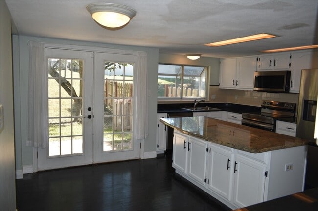Building Photo - 16407 Westglen Farms Dr