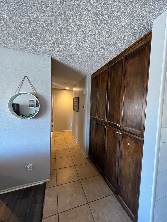 Building Photo - 4 BEDROOM HOME CLOSE TO SCHOOLS!