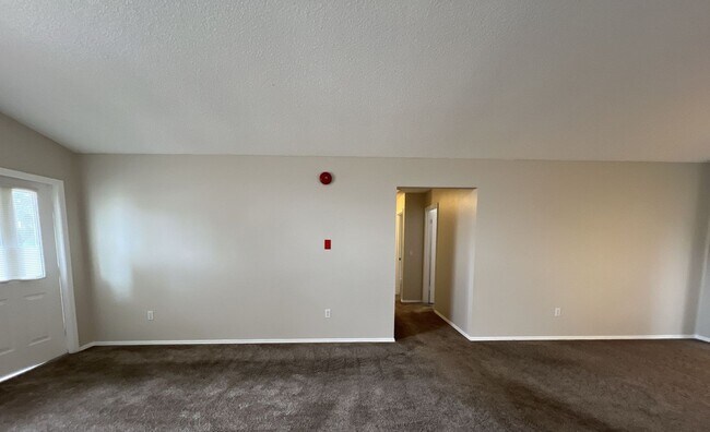 Building Photo - 319 Oak Track Dr