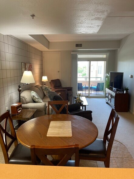 Building Photo - 400 N Richmond St