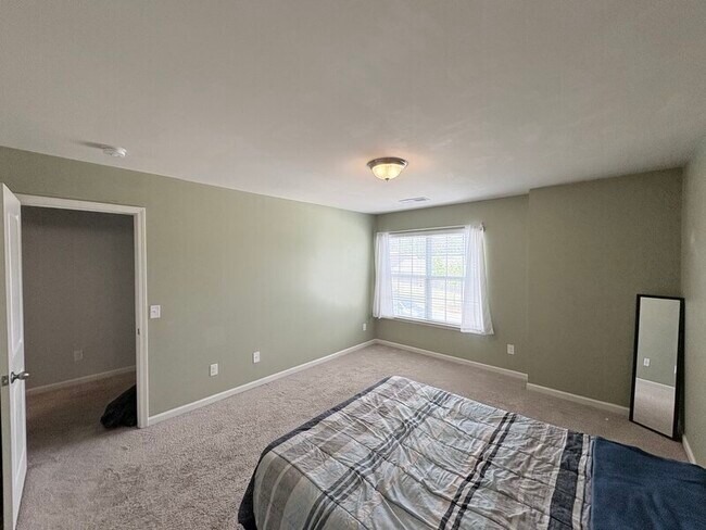 Building Photo - 1174 Primrose Dr
