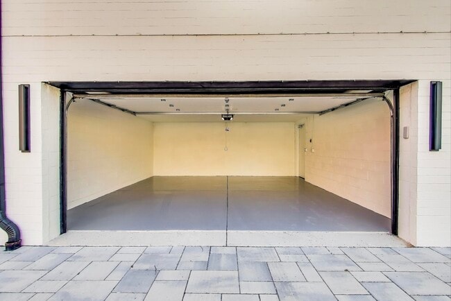 Building Photo - 5019 N Lincoln Ave