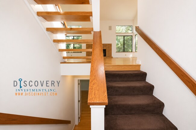 Building Photo - Montclair Four Bedroom Contemporary Late 20th Century Home