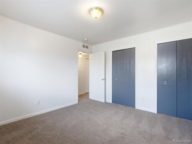 Building Photo - 1221 E Granet Ave