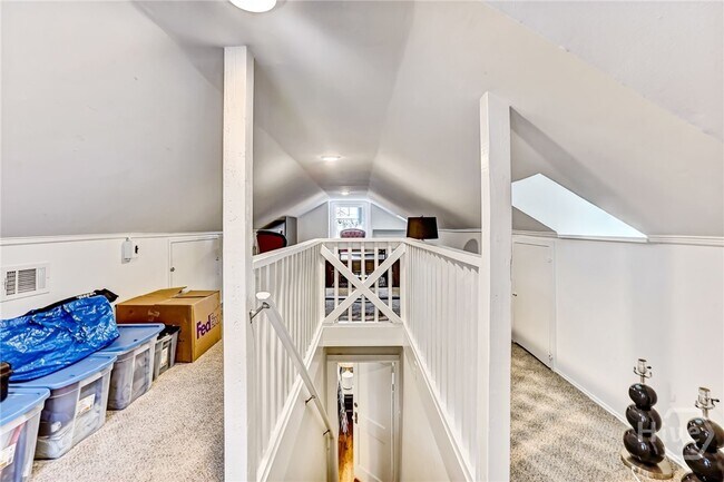 Building Photo - 725 E 53rd St