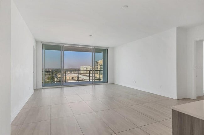 Building Photo - 301 QUAY Cmn