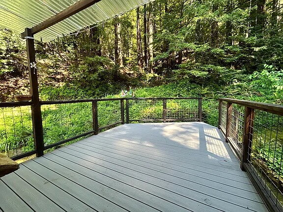 Building Photo - Charming upstairs Guerneville duplex. This home is close to town and has river access