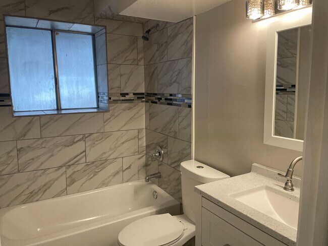 Building Photo - 5 Bedroom/2 Bathroom House in Layton