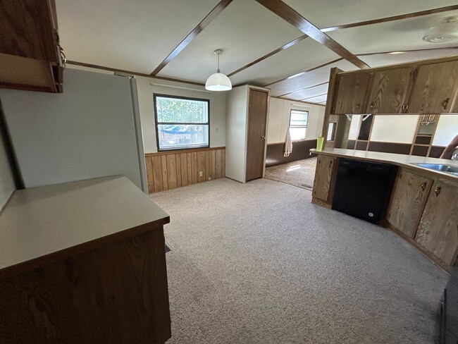 Building Photo - 3 Bed 2 Bath Mobile Home W/ Many Amenities...