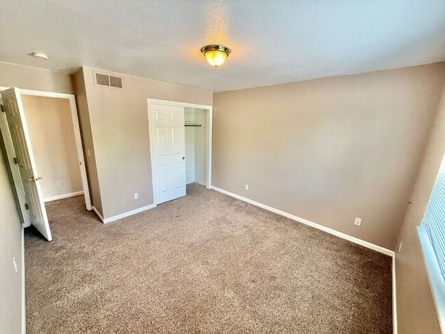 Building Photo - 3 Bedroom 2.5 Bath Townhome with 1 car gar...