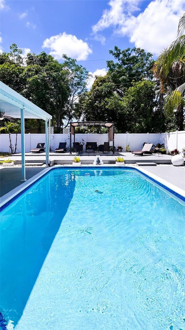 Building Photo - 4420 NW 30th Ct