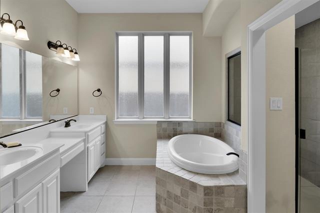 Building Photo - 13865 Pomegranate Dr