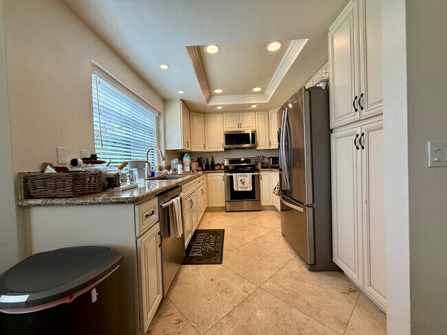Building Photo - Luxury and Spacious Townhouse with Large Fenced Yard! Double Car Garage!