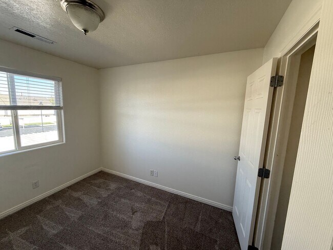 Building Photo - Stunning Townhome!