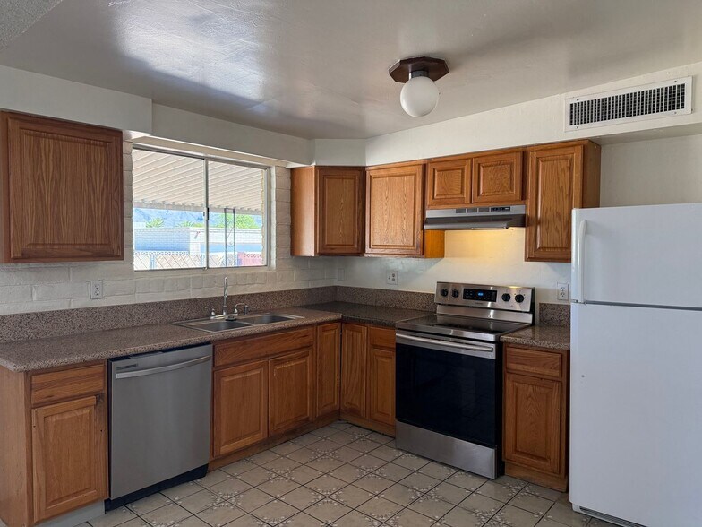 Building Photo - 4541 E San Francisco Blvd