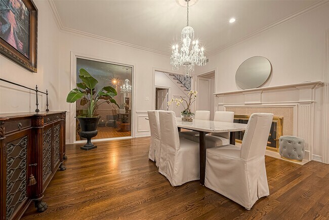 Building Photo - 983 S Post Oak Ln
