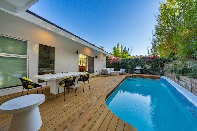 Building Photo - 2221 Bowmont Dr