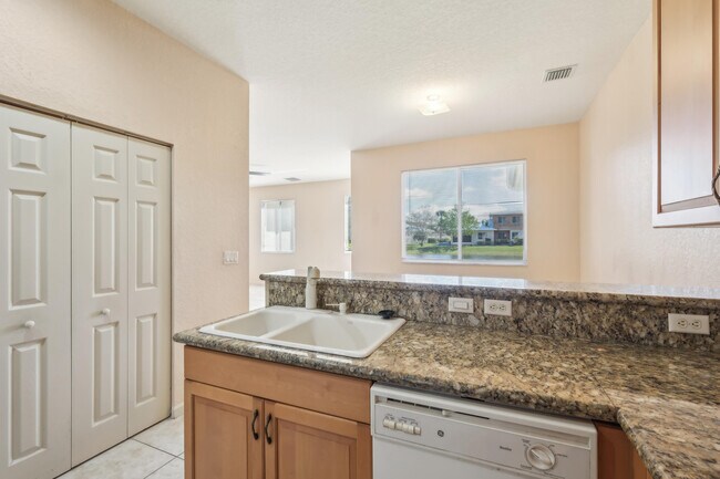 Building Photo - 2584 Stockbridge Square SW