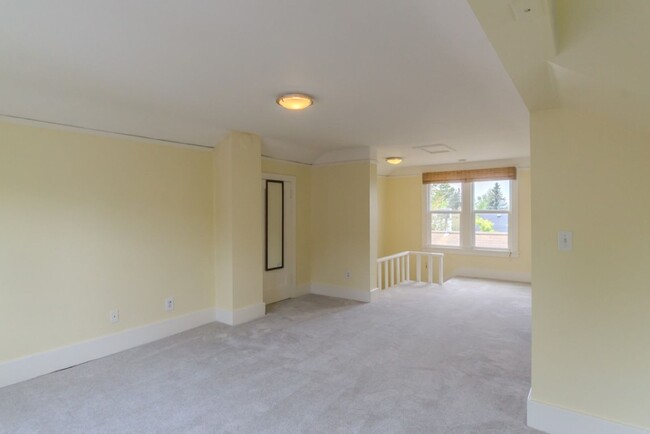 Building Photo - 3Bd/1.75Ba Seattle House