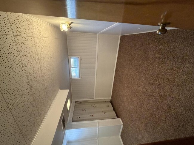 Building Photo - 721 Robins Ave