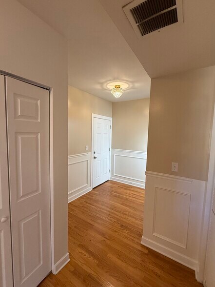 Building Photo - 6204 N Claremont Ave