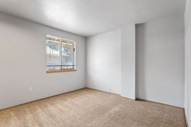 Building Photo - 1st MONTH RENT FREE!! Large 2 bed 1.5bath ...