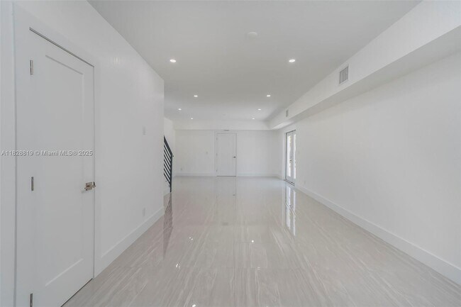 Building Photo - 590 SW 23rd Ave