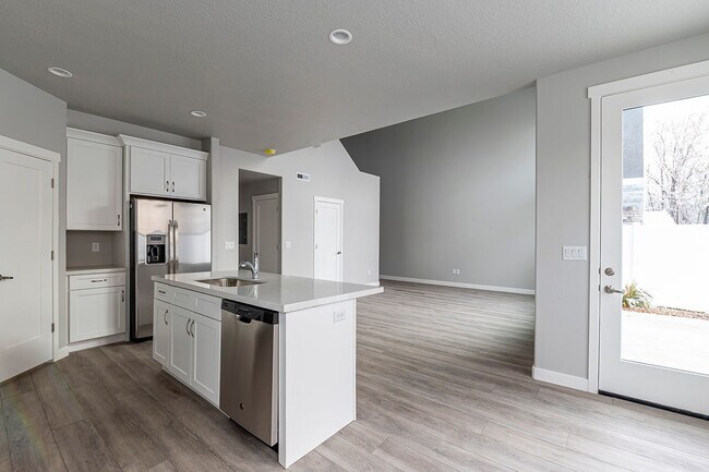 Building Photo - 712 E Zekes Ct