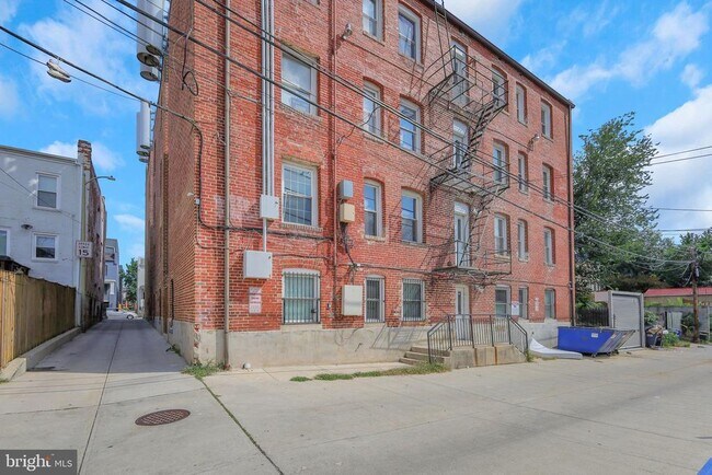 Building Photo - 610 Irving St NW