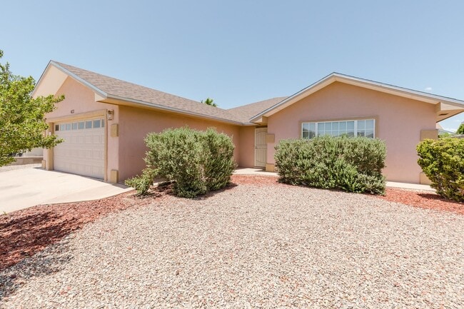 Building Photo - Spacious 4 Bedroom 2 Bath Home near Shopping